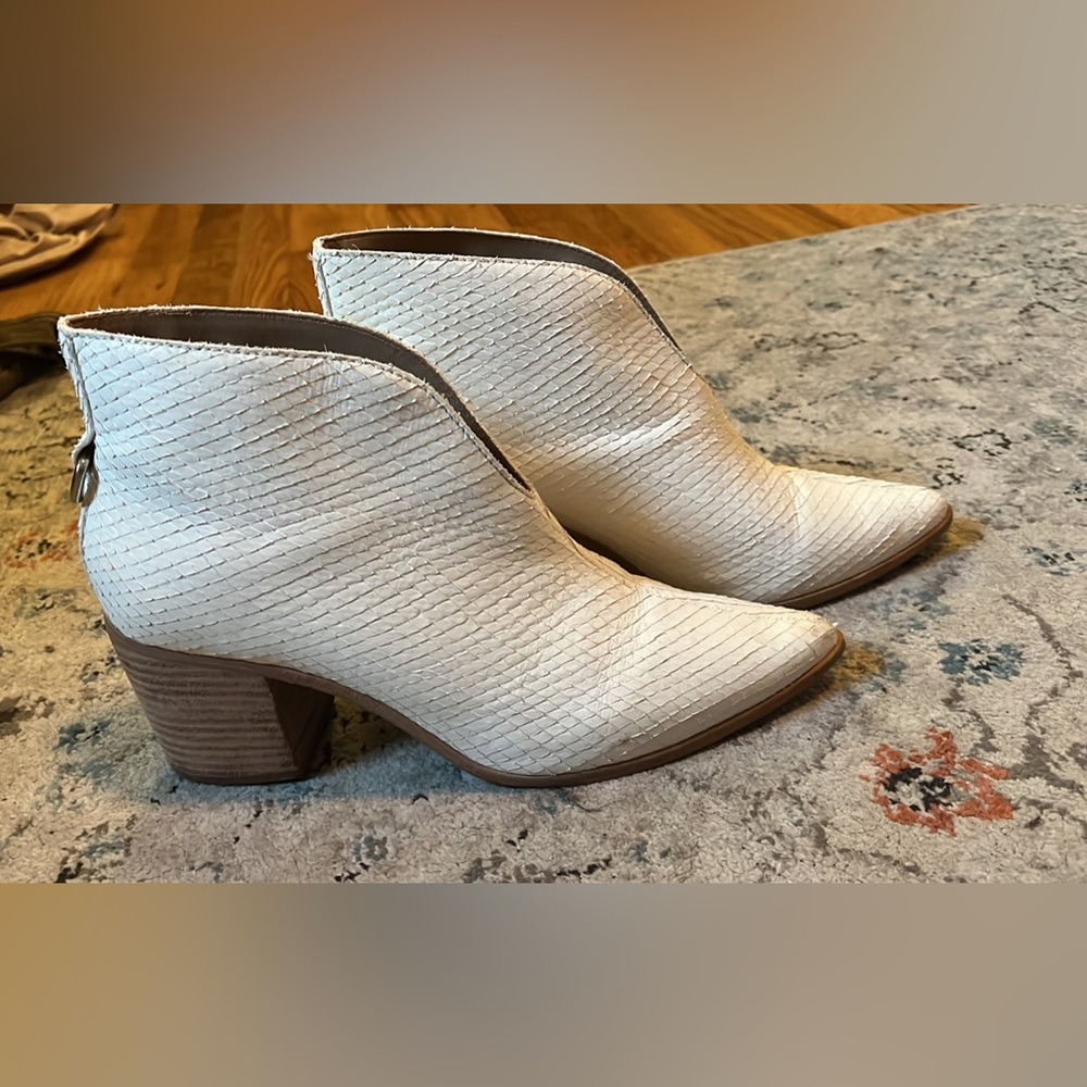 Brand new condition Kaanas boots sz 9 sell for $200